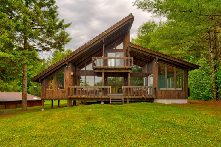 Single Family Residence – 376, Ch. Darrah, Sutton